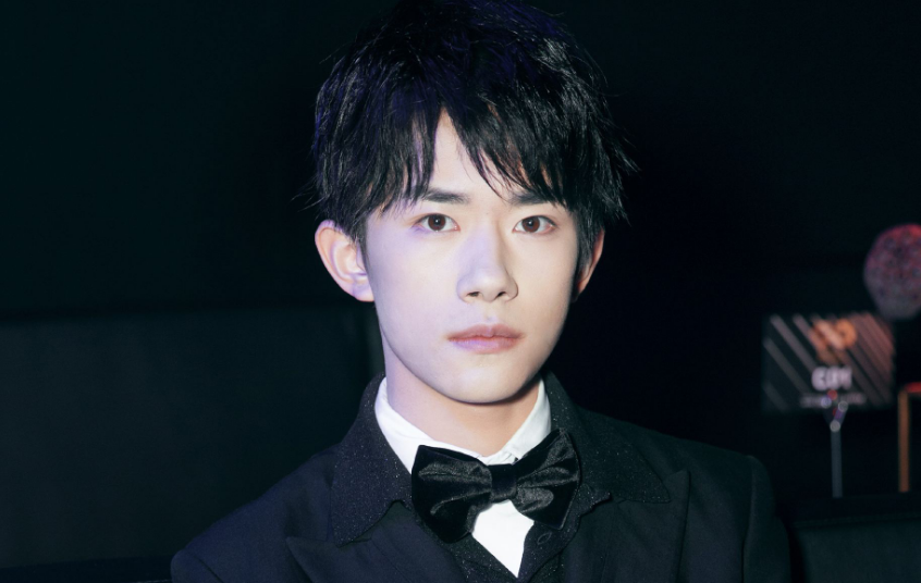 易烊千玺|易烊千玺肖战邓伦李现，这些男明星的西装造型，你觉得谁赢了？