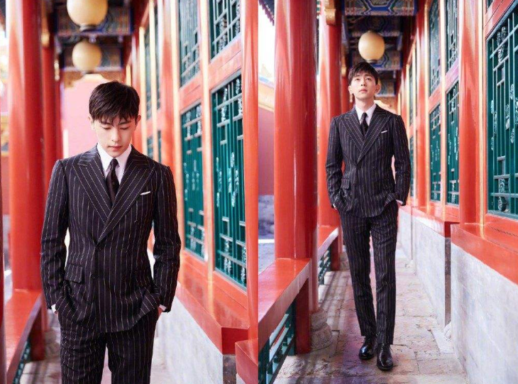 易烊千玺|易烊千玺肖战邓伦李现，这些男明星的西装造型，你觉得谁赢了？