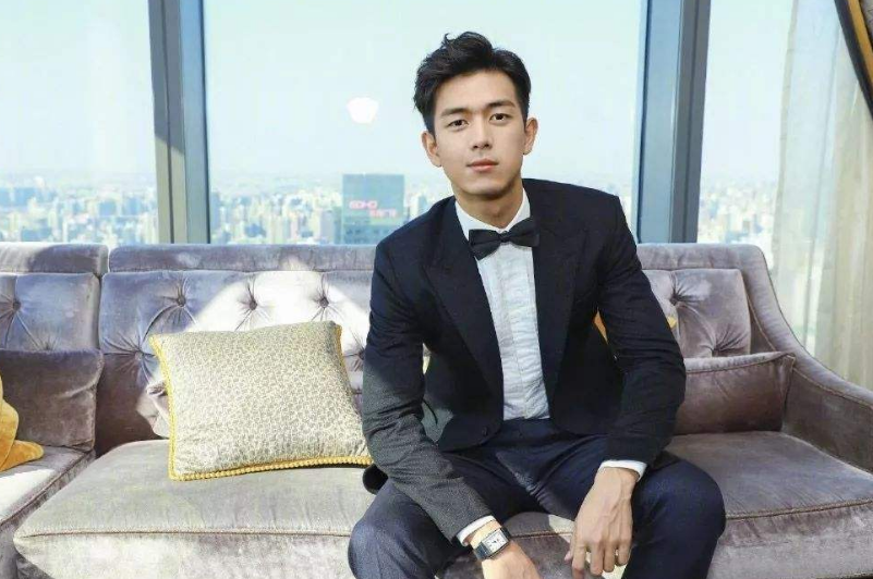 易烊千玺|易烊千玺肖战邓伦李现，这些男明星的西装造型，你觉得谁赢了？