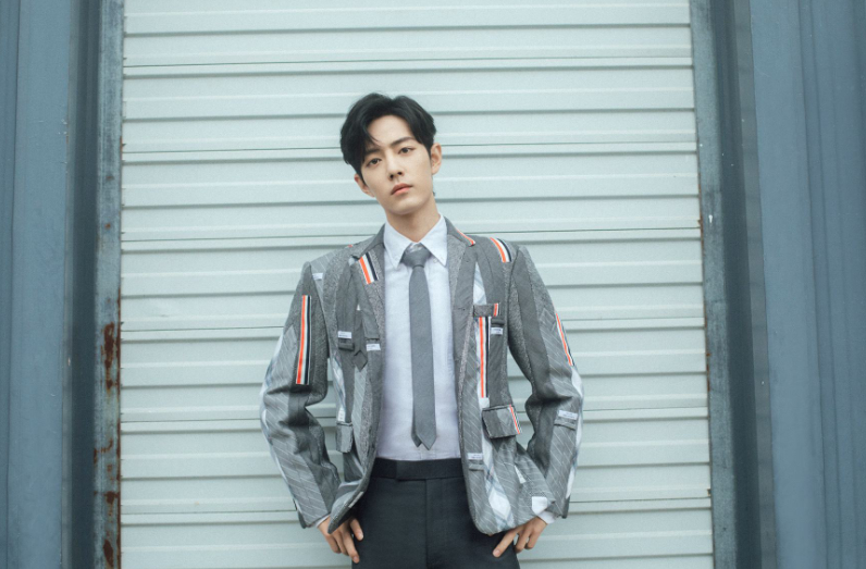 易烊千玺|易烊千玺肖战邓伦李现，这些男明星的西装造型，你觉得谁赢了？