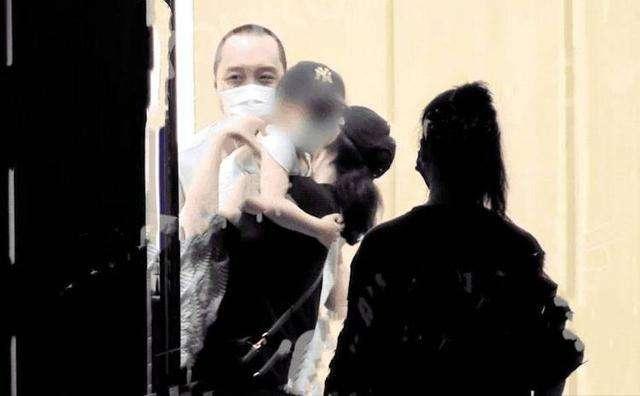 董璇|高云翔 董璇已成陌路人？网曝董璇和小鲜肉搂抱亲密疑有新欢