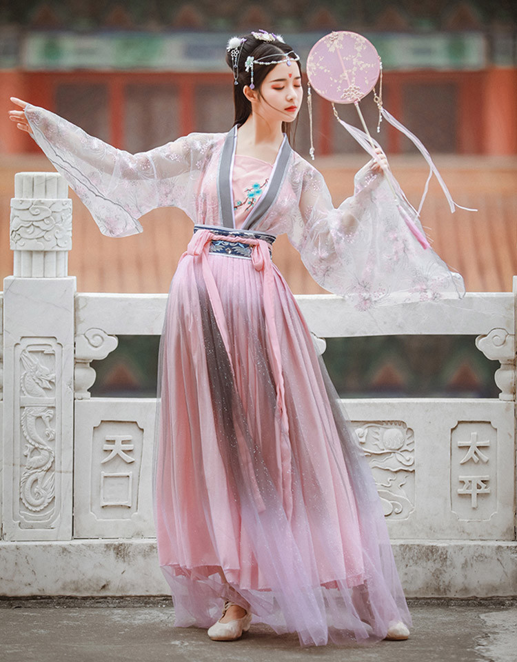 衣衣是纱质的,非常轻柔,手感特别软,上衣很轻薄柔软,颜色搭配的很美