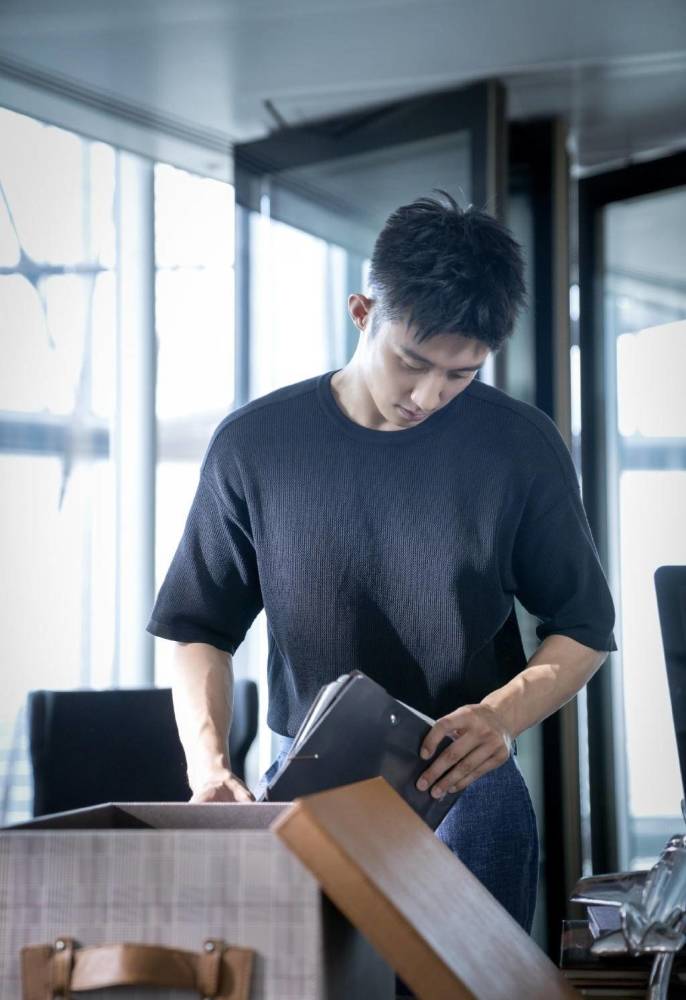 90后黄景瑜型男范十足,黑色运动装配寸头阳光帅气,行走的荷尔蒙