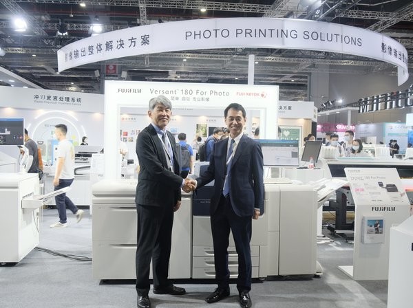 富士胶片(中国)投资有限公司总裁武冨博信先生(左),富士施乐中国及