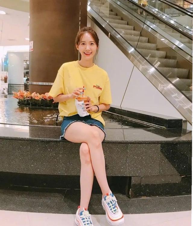 林允儿真是宝藏女孩大片造型真高级私服减龄又少女