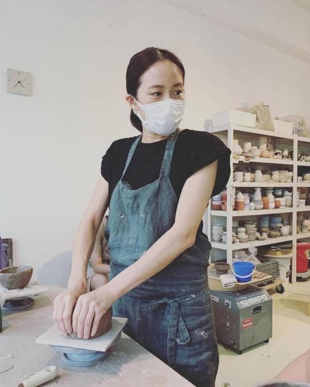 林嘉欣|羡慕！文青女神林嘉欣罕见高调秀恩爱，坐导演老公大腿为其庆生