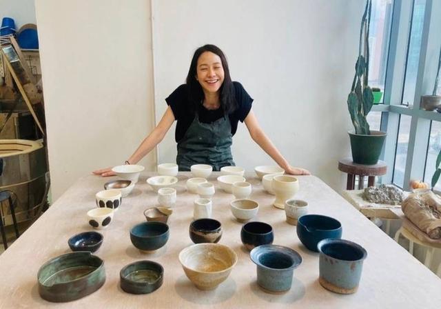 林嘉欣|羡慕！文青女神林嘉欣罕见高调秀恩爱，坐导演老公大腿为其庆生