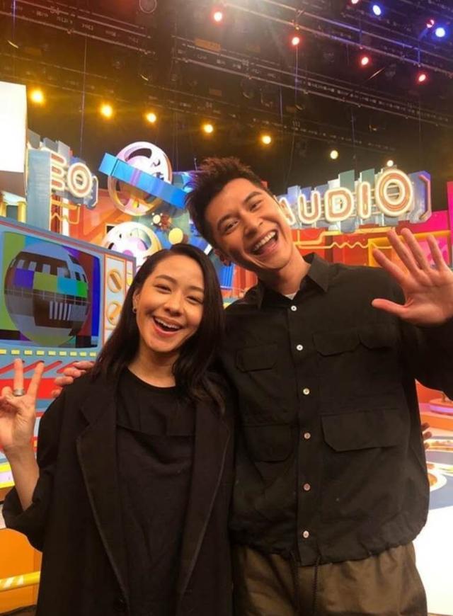 林嘉欣|羡慕！文青女神林嘉欣罕见高调秀恩爱，坐导演老公大腿为其庆生