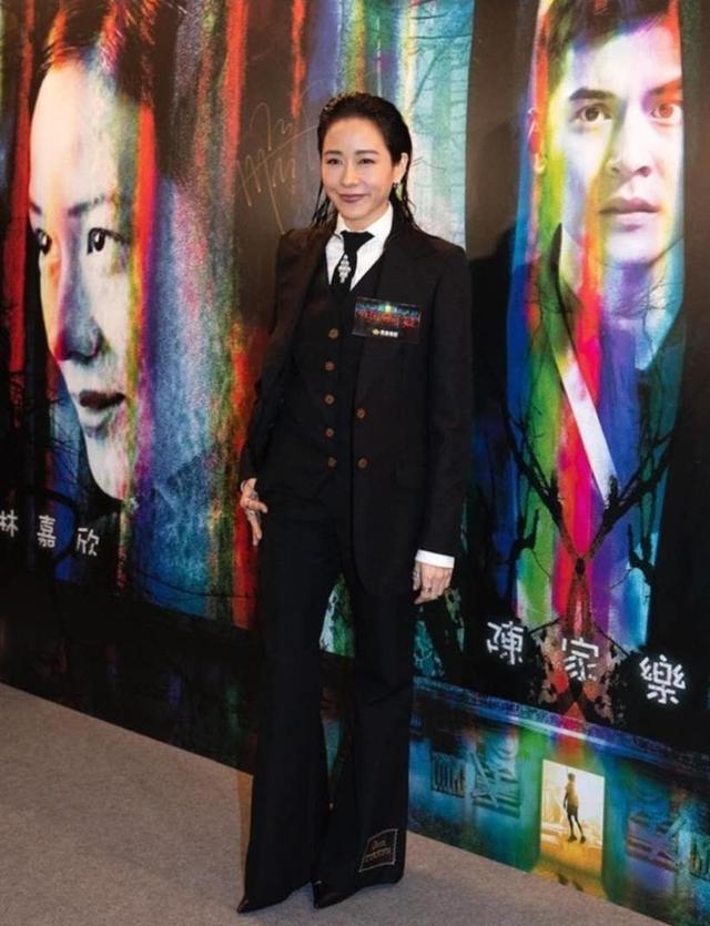 林嘉欣|羡慕！文青女神林嘉欣罕见高调秀恩爱，坐导演老公大腿为其庆生