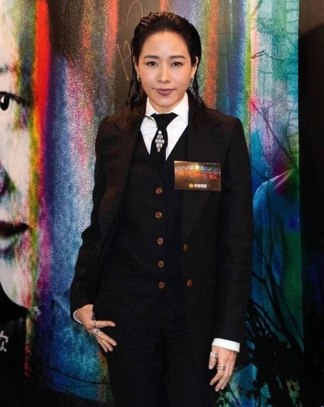 林嘉欣|羡慕！文青女神林嘉欣罕见高调秀恩爱，坐导演老公大腿为其庆生