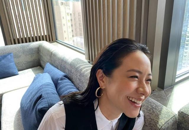 林嘉欣|羡慕！文青女神林嘉欣罕见高调秀恩爱，坐导演老公大腿为其庆生