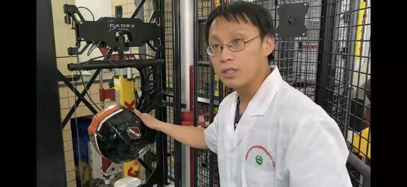电动自行车|围观头盔测试：低价产品受重击后碎片飞溅，易造成二次伤害