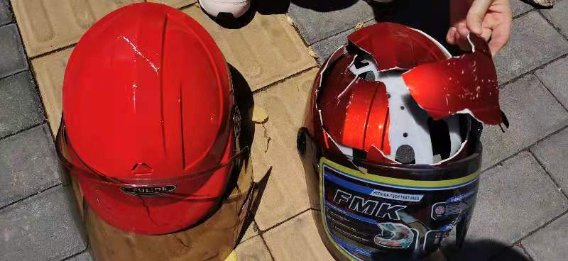 电动自行车|围观头盔测试：低价产品受重击后碎片飞溅，易造成二次伤害