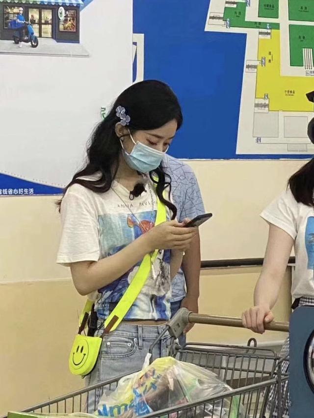 赵丽颖|85后小花赵丽颖和杨幂撞包被嘲造型抄袭！穿短款T恤秀小蛮腰，生图超能打