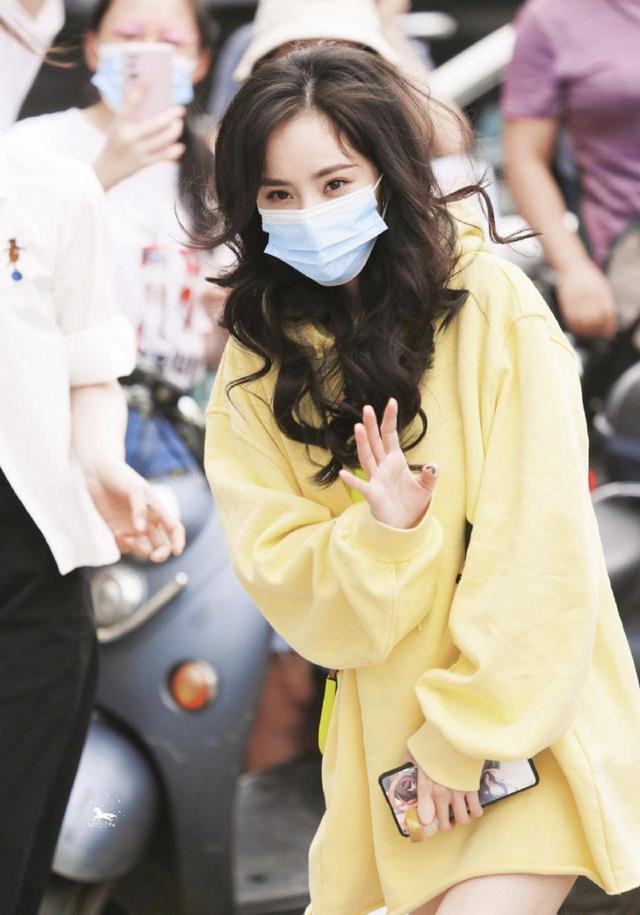 赵丽颖|85后小花赵丽颖和杨幂撞包被嘲造型抄袭！穿短款T恤秀小蛮腰，生图超能打