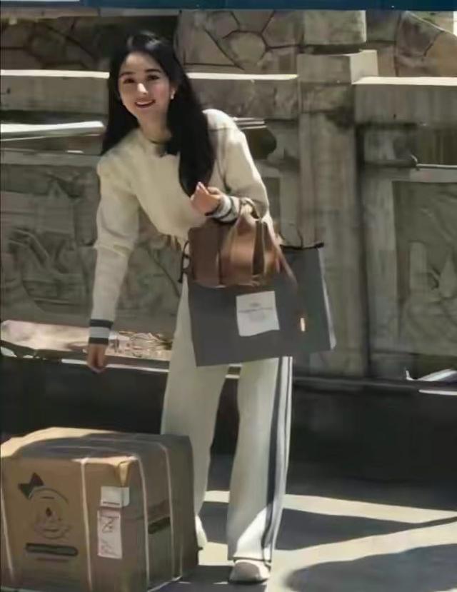 赵丽颖|85后小花赵丽颖和杨幂撞包被嘲造型抄袭！穿短款T恤秀小蛮腰，生图超能打