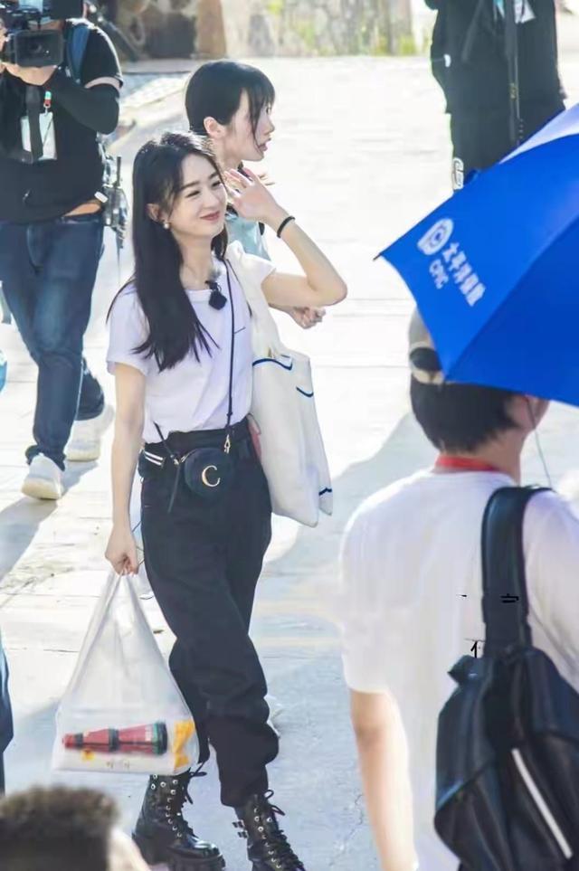 赵丽颖|85后小花赵丽颖和杨幂撞包被嘲造型抄袭！穿短款T恤秀小蛮腰，生图超能打