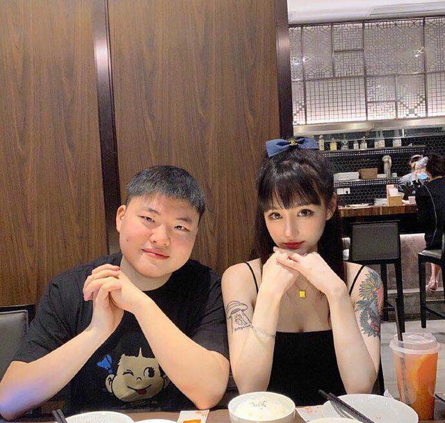 uzi女友因纹身被黑,本以为是个社会人,看清图案:真是个小女孩_腾讯新