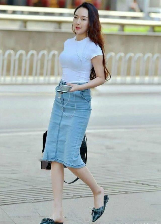 夏季为何穿牛仔裤?牛仔裙舒适又修身,在年轻女孩中间很吃香!