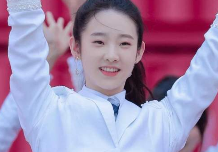 杨超越|杨超越啃排骨，猛女吃法打了多少女明星的脸啊！