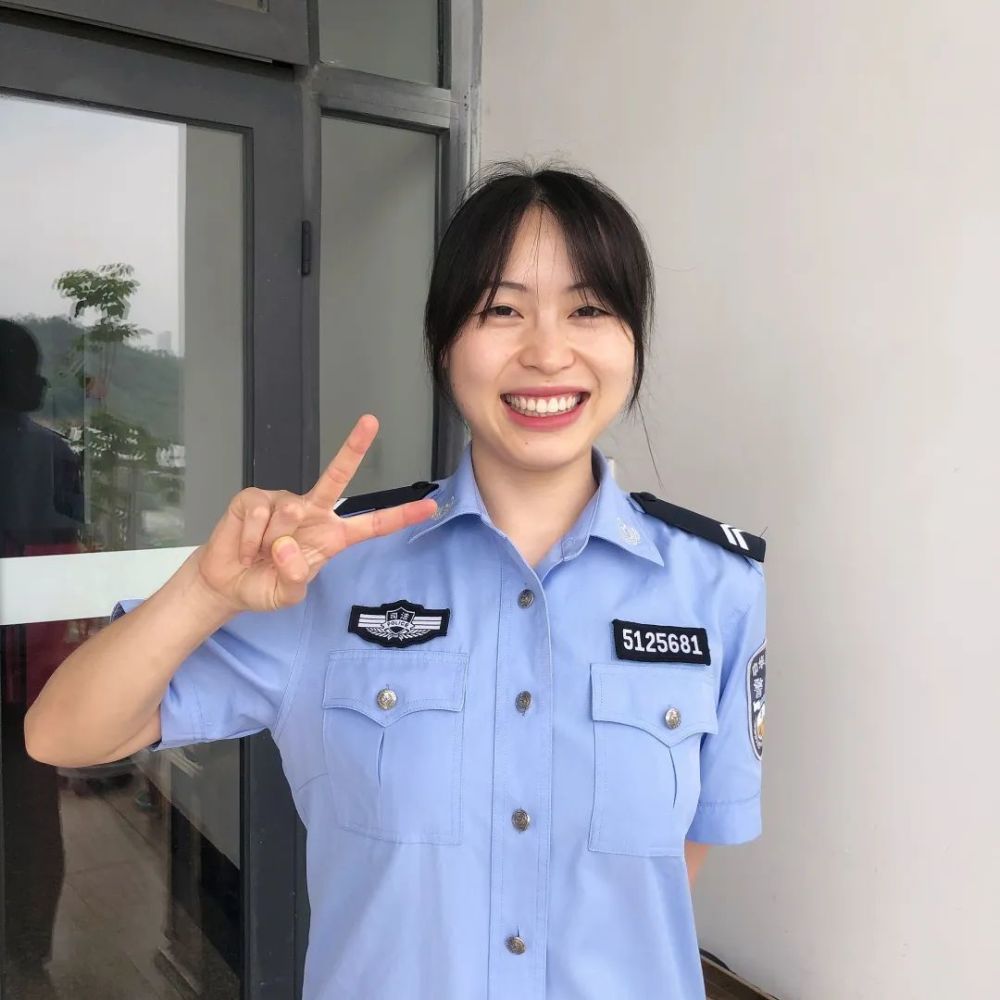 警察小哥哥小姐姐拍了拍你并递上一份专业指南