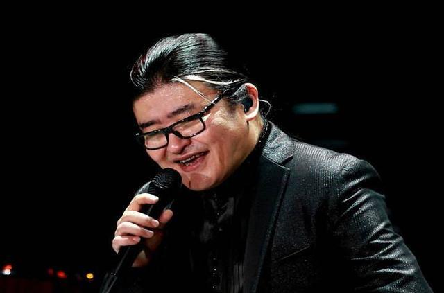 有钱有名又怎样58岁刘欢机场照头发花白状态差一番话引人深思