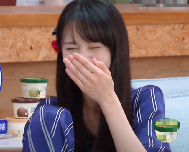 郑爽玩游戏抓许魏洲的手,放松状态下,谁注意坐姿?穿的可是睡衣啊