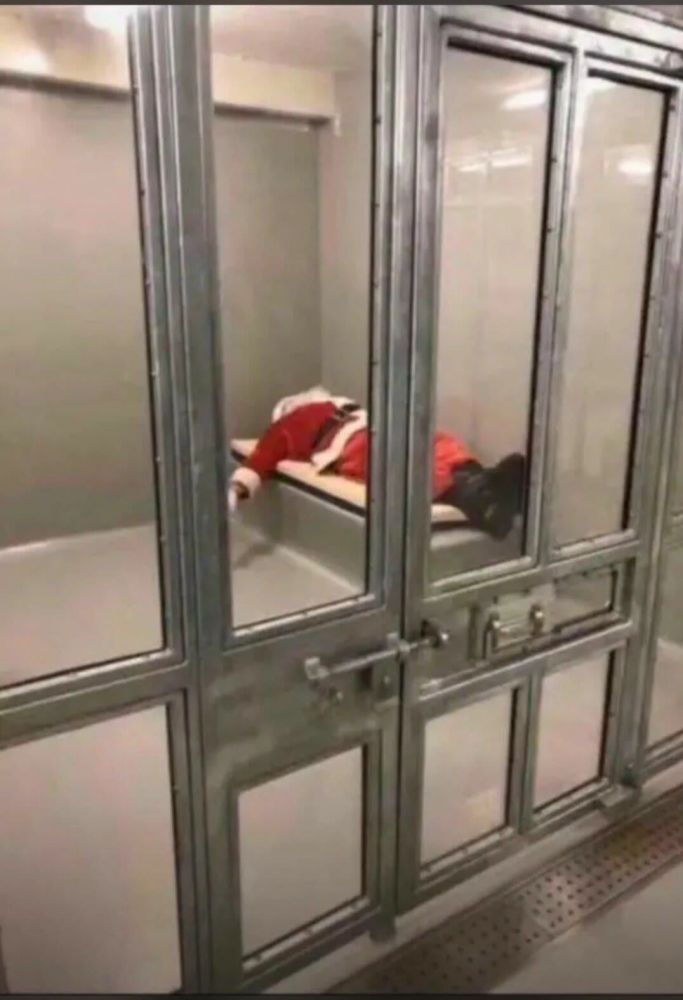 圣诞老人坐牢图片
