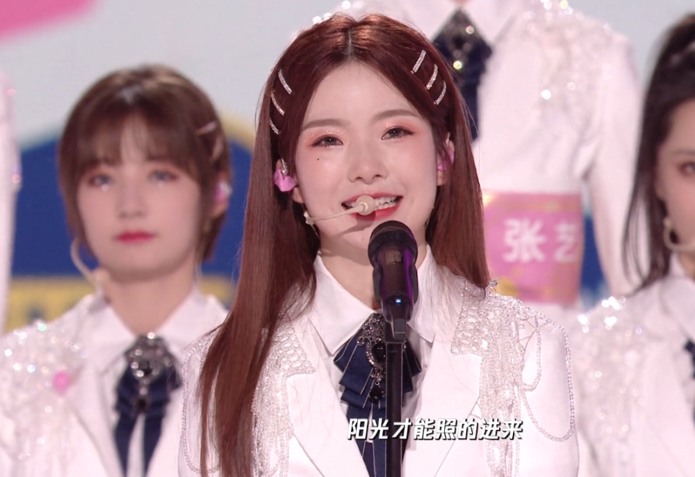 硬糖少女303|硬糖少女队长最佳人选，超话准时签到事业心极强，网友：队长非她莫属