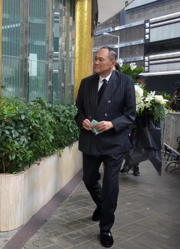 赌王葬礼上出现闹事者,自称赌王亲生女儿,未曾露面的何猷邦现身_腾讯