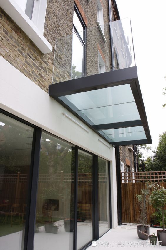 自建房不搭彩钢棚,4根钢结构撑个玻璃棚遮风挡雨,上面多个露台