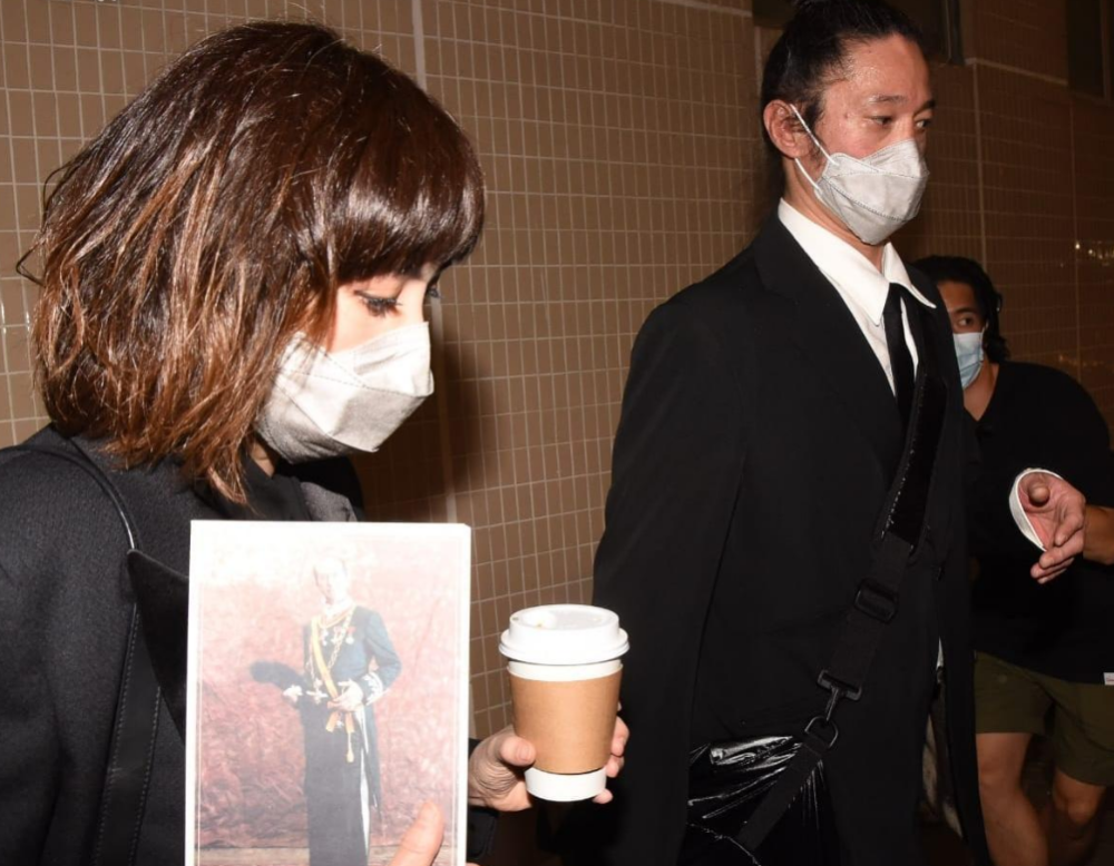 何超仪|赌王灵堂外一红衣女子现身，自称是赌王亲女儿，出生就被抱到山里