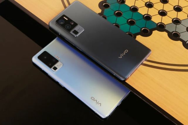 x50系列手機產品中的超大杯,與大杯vivo x50 pro雷同雙胞胎,但在價格