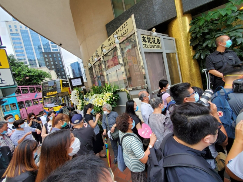 何鸿燊|赌王设灵引近百人围观，昔日员工场外致哀，六旬大妈冒充私生女！