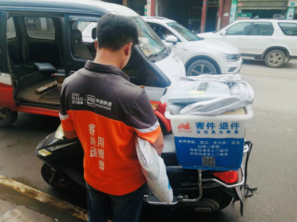 95后为孩子留守凉山贫困县做菜鸟裹裹寄快递收入超普通职业一倍