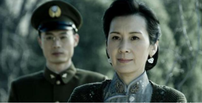 正军级演员肖雄一心发展事业却被丈夫抛弃离异28年仍孑然一身