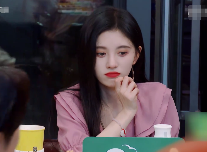 鞠婧祎|鞠婧祎综艺中被曝20岁旧照，瞧见照片中她的模样，整没整容真相了