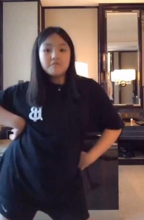 王诗龄|11岁王诗龄穿4500元T恤和爸爸跳舞，网友：腰比亲爸都粗