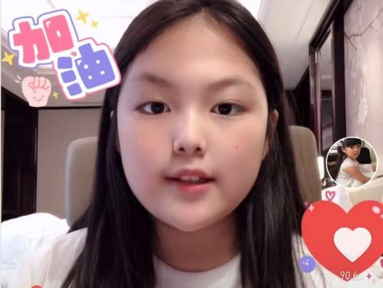 王诗龄|11岁王诗龄穿4500元T恤和爸爸跳舞，网友：腰比亲爸都粗