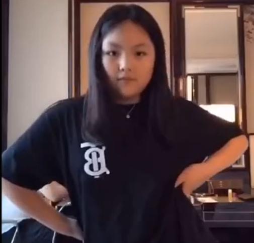 王诗龄|11岁王诗龄穿4500元T恤和爸爸跳舞，网友：腰比亲爸都粗