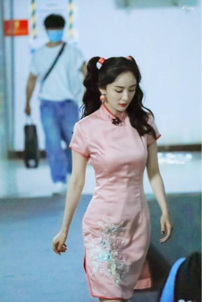 杨幂|都34了杨幂何时才能停止扮嫩？近照曝光穿旗袍扎双马尾，却藏不住韵味