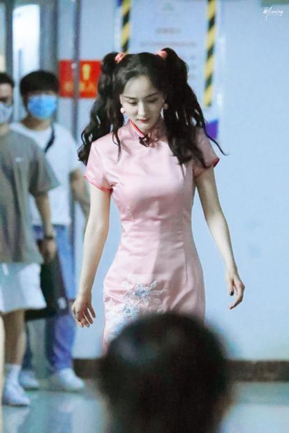 杨幂|都34了杨幂何时才能停止扮嫩？近照曝光穿旗袍扎双马尾，却藏不住韵味