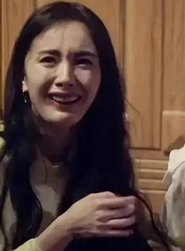 杨幂|都34了杨幂何时才能停止扮嫩？近照曝光穿旗袍扎双马尾，却藏不住韵味