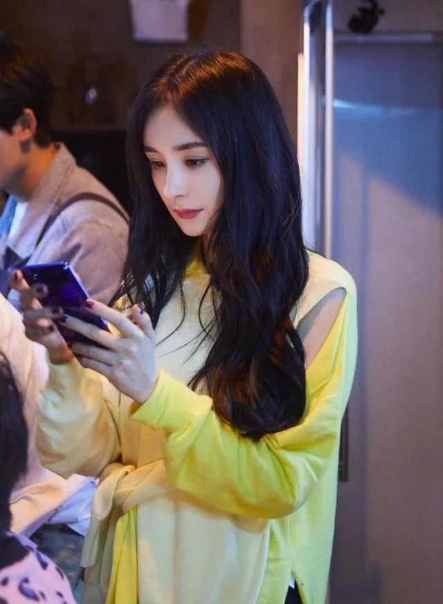 杨幂|都34了杨幂何时才能停止扮嫩？近照曝光穿旗袍扎双马尾，却藏不住韵味