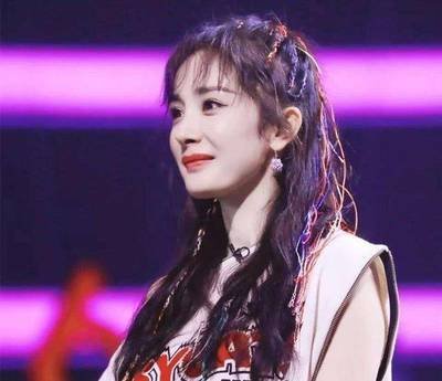 杨幂|都34了杨幂何时才能停止扮嫩？近照曝光穿旗袍扎双马尾，却藏不住韵味