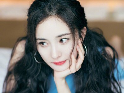 杨幂|都34了杨幂何时才能停止扮嫩？近照曝光穿旗袍扎双马尾，却藏不住韵味