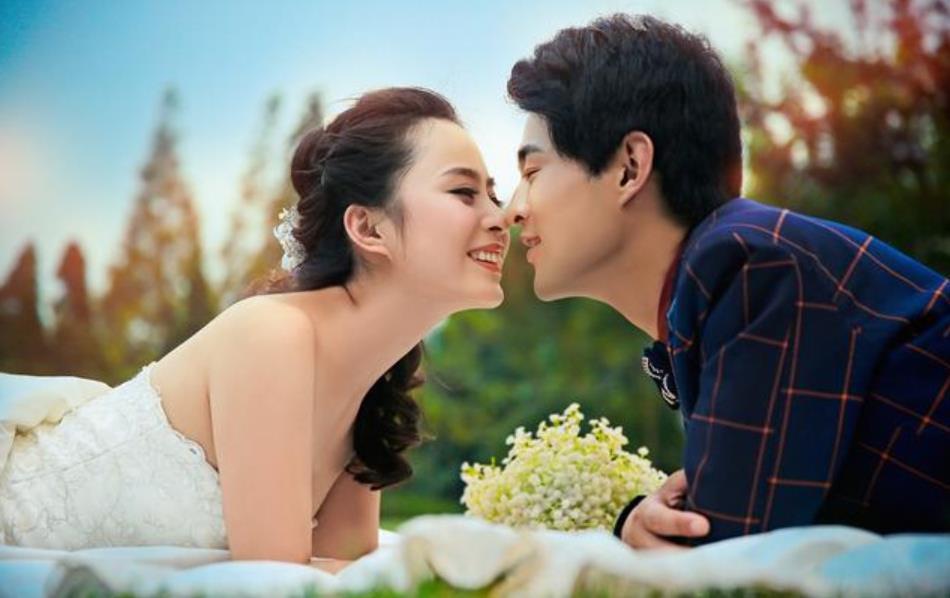 相亲时月薪10万美女放豪言我相中你了结婚吧吓呆相亲男