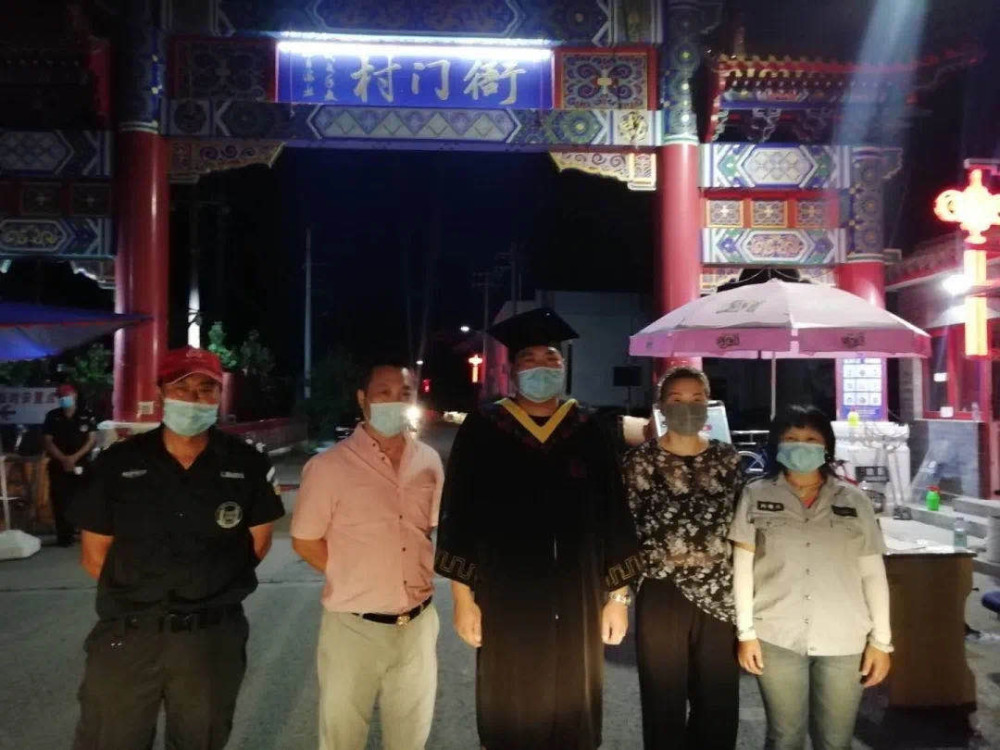 岗上|一张特殊的毕业照，95后小伙防疫岗上收获最美毕业礼