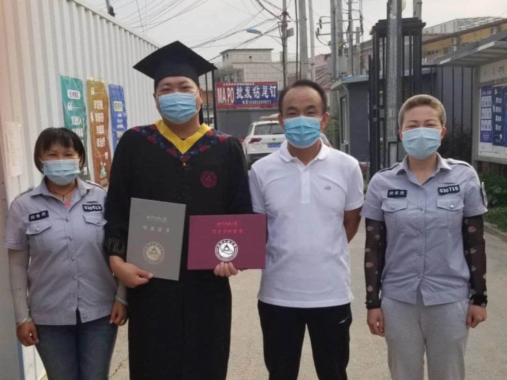 岗上|一张特殊的毕业照，95后小伙防疫岗上收获最美毕业礼