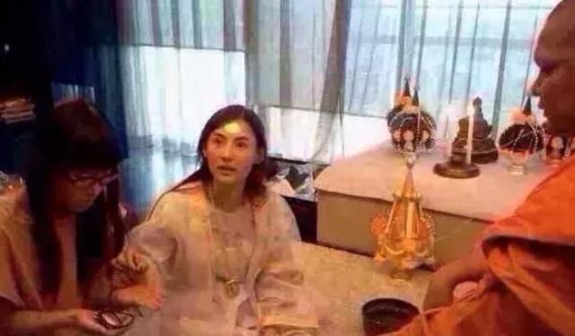 然后从那个时候开始,娱乐圈不断穿出有明星"养小鬼"的事,特别是在香港